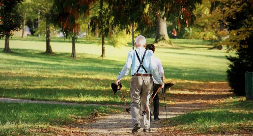 Nordic Walking dla seniorów! Spacery po żywieckim Parku Hasburgów
