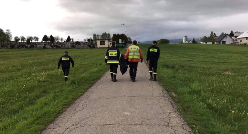 Strażacy zaangażowani w akcję sprzątania miejscowości Leśna