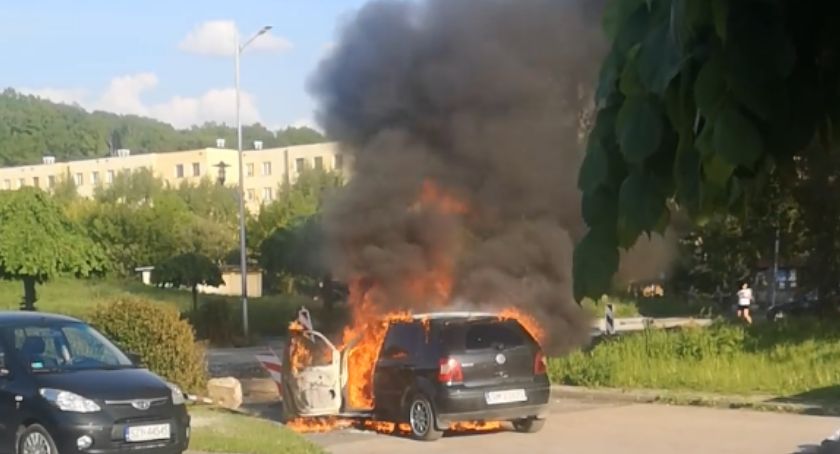 Na osiedlu 700-lecia spłonął volkswagen 