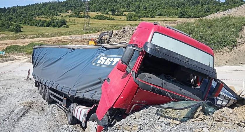O krok od tragedii. Przeciął ciężarówką plac budowy i wbił się w pryzmę żwiru 