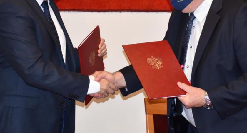 Podpisano umowy na kolejne inwestycje w powiecie żywieckim