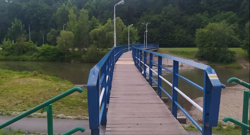 Niebezpieczna kładka. Konieczny jest remont