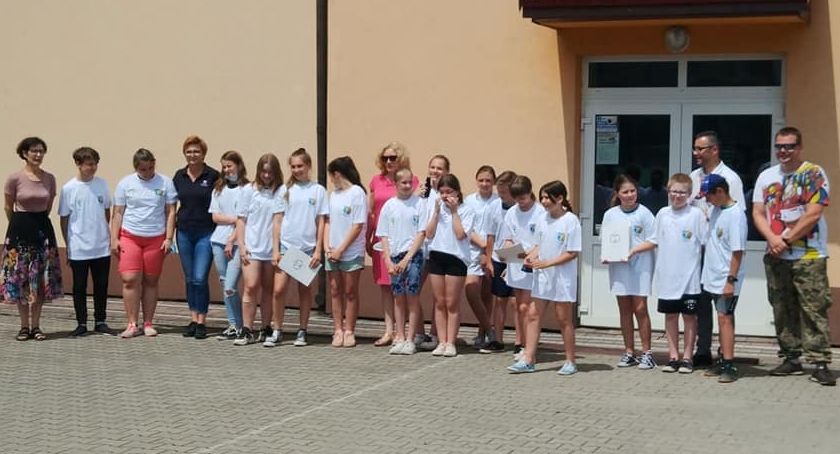 Dzieci z gminy Ślemień i strażnicy posprzątali brzeg rzeki