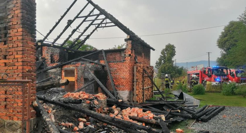 Łękawica: Strażacy uratowali dom! Budynek gospodarczy spłonął 