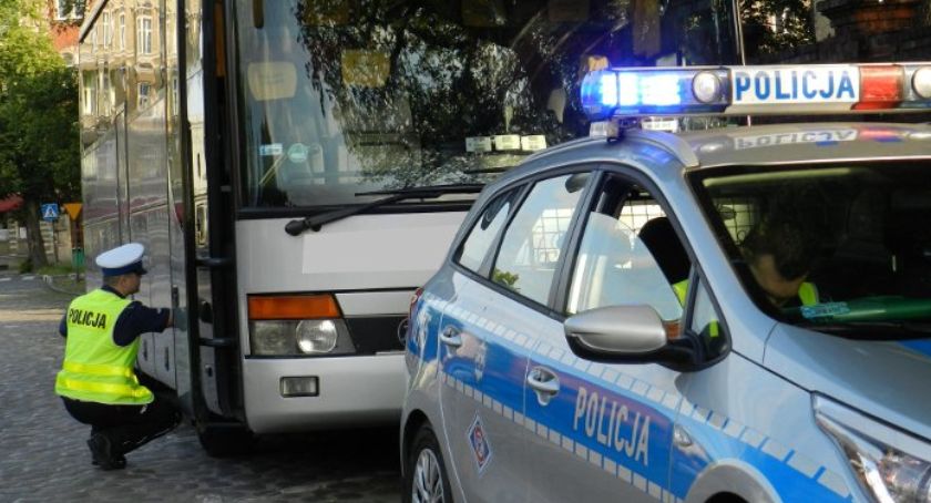Policjanci i w tym roku kontrolują autokary