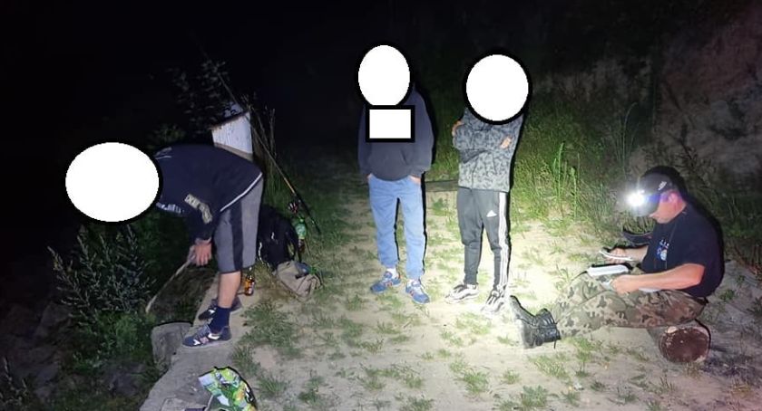 Łowili ryby podbierakiem