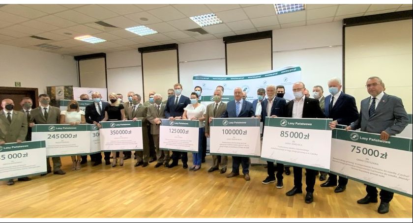 Leśnicy wsparli samorządy. Pomogą wyremontować drogi