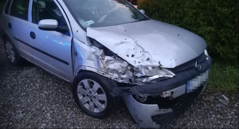 Oplem uderzył w drzewo. Jedna osoba ranna 