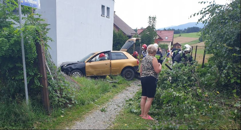 Wyleciał z drogi na prywatną posesję