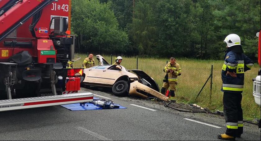 Nastolatka uderzyła skodą w betonowy przepust 