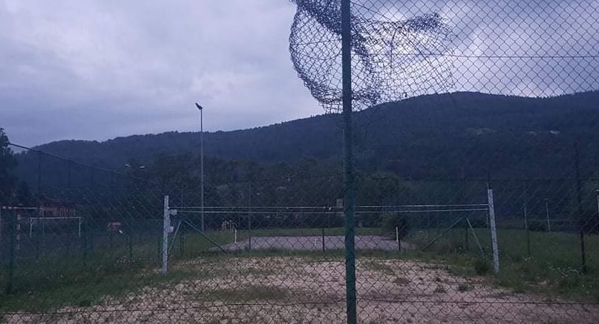 Czernichów. Trawa opanowała boiska i promenadę