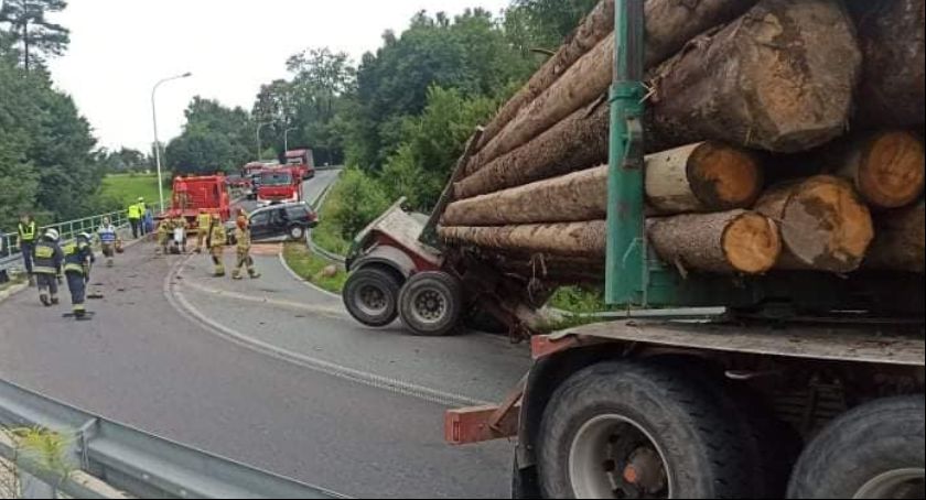 Wjechał samochodem w zestaw z drewnem 