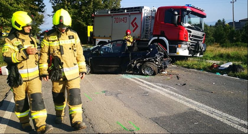 Groźny wypadek w Łodygowicach. Dwie osoby zostały uwięzione w pojeździe 