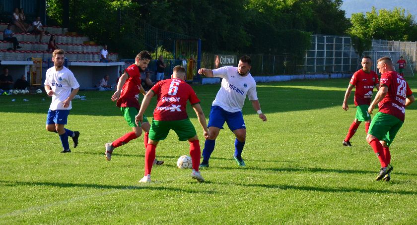 Czołówka się spłaszczy lub skurczy. Potrójne derby. Przed weekendem w okręgówce 