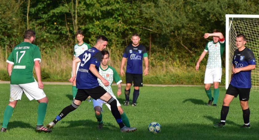 Lider przespaceruje się po Beskidzie? Sokół wzleci nad Grapę? W Cięcinie zagrają o sześć punktów. Co przyniesie weekend w B klasie?