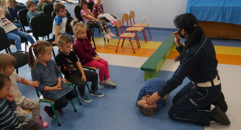 Policjanci szkoli dzieci! Przekazana wiedza może uratować im życie! Co takiego pokazali?