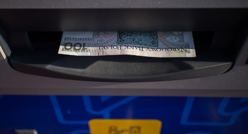 Wypłacił i zostawił. Policja szuka właściciela gotówki