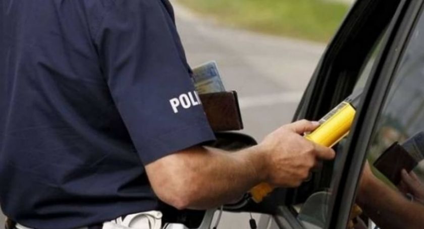 Z zakazem sądowym i nietrzeźwy kierował autem. Zatrzymali go policjanci z Żywca