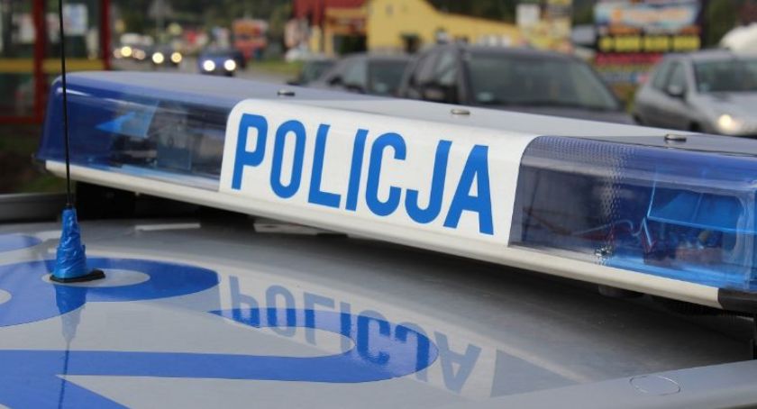 Uderzył w słup energetyczny.  Dwie osoby w stanie ciężkim trafili do szpitala.