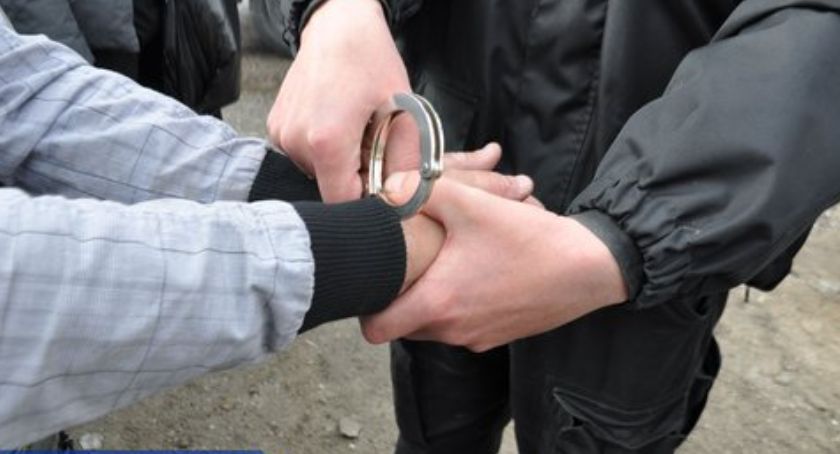 Groził, że zabije żonę i syna. Zaatakował policjantów