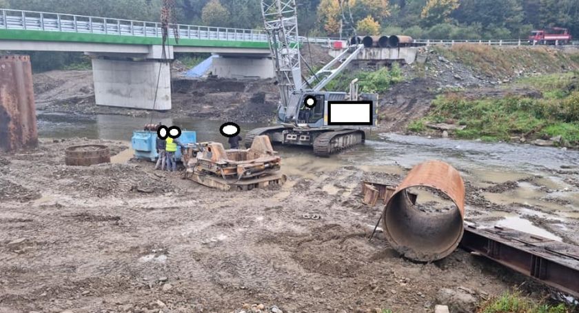 Ciężkim sprzętem po rzece