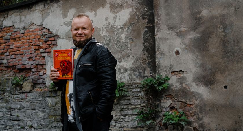 Premiera nowej książki Wróbla z gośćmi i humorem.