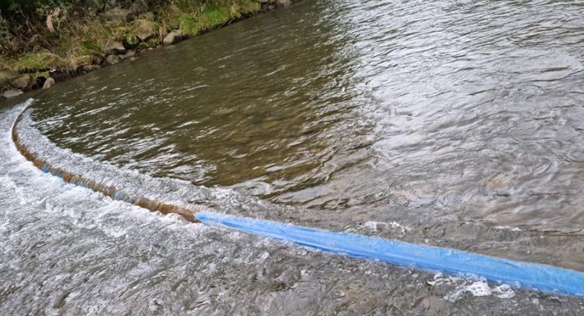 Tajemnicza rura pod rzeką. Płyną nią ścieki 