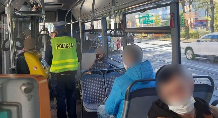 Kontrole realizowania obowiązujących obostrzeń wciąż trwają. Policjanci apelują o ich przestrzeganie!