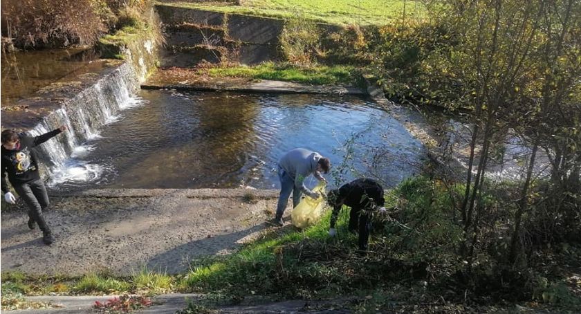Sprzątali i uczyli się… nieść pierwszą pomoc
