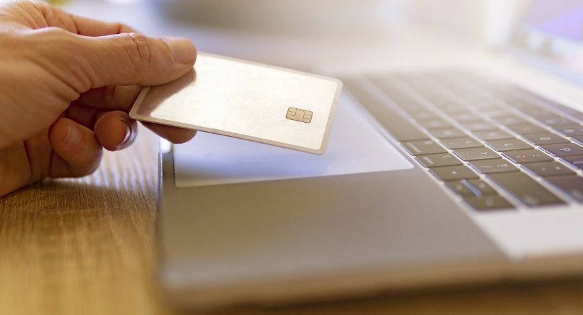 Uwielbiasz zakupy online? Oto jak chronić się przed oszustami internetowymi
