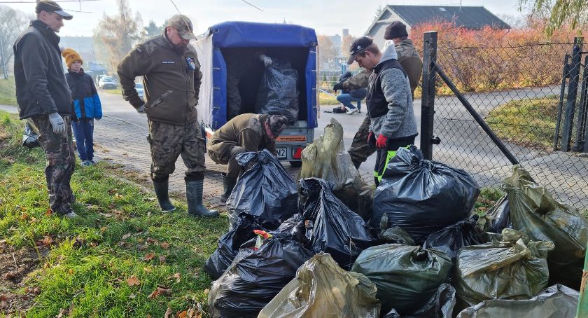 Worki śmieci wyciągnięte z Soły