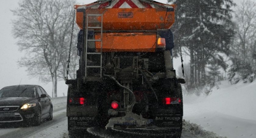 Zimowe utrzymanie dróg na terenie gminy Czernichów. 