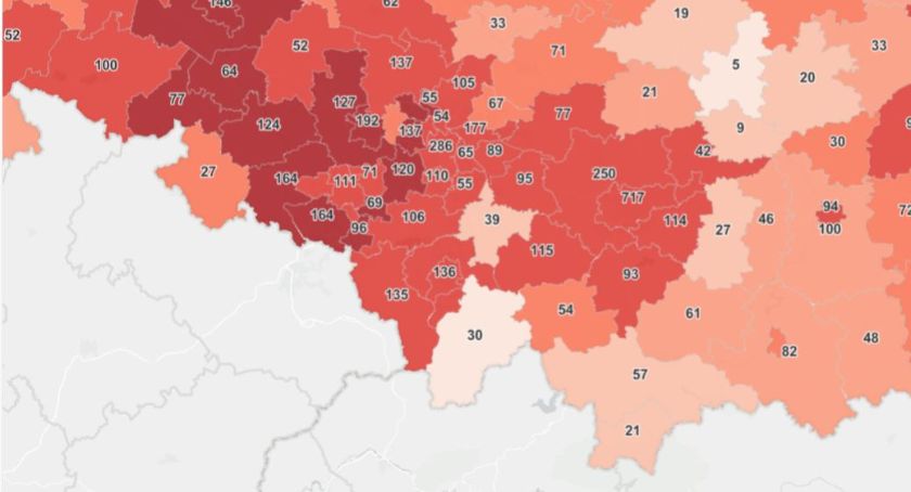 Zakażonych już tak szybko nie przybywa, ale inne dane niepokoją 