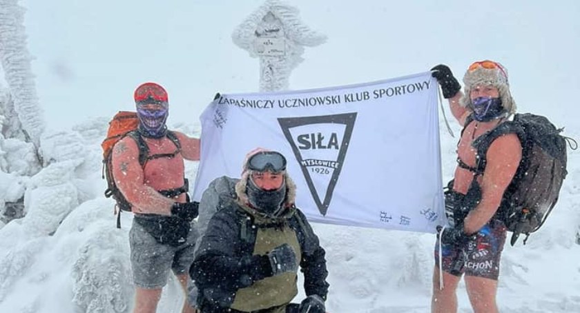 Ubrani tylko w spodenki próbowali zdobyć Babią Górę. W porę odpuścili. Doświadczenie i rozsądek zaprocentowały 