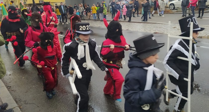 Jukace wbiegli do połowy mostu