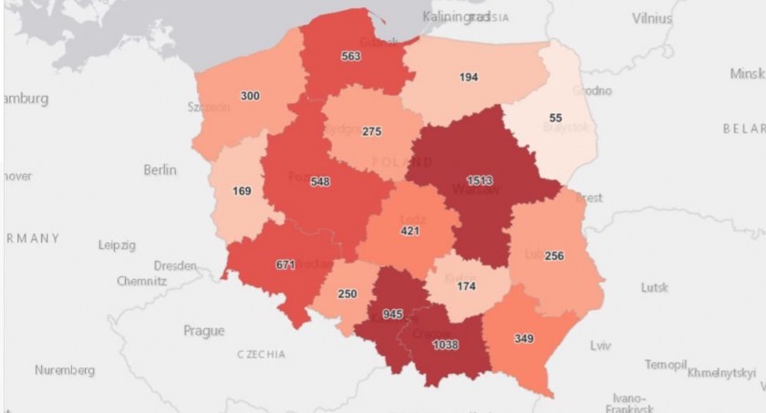 Mniej zakażonych niż wczoraj, ale więcej niż przed tygodniem 