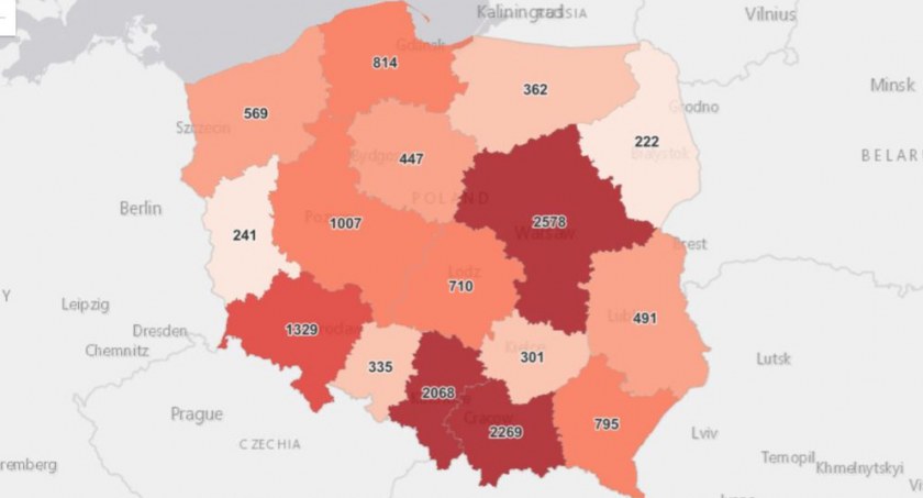 Mniej testów, to i mniej zakażonych 