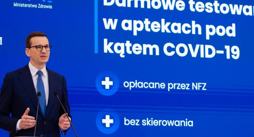 Skrócona kwarantanna, wizyty lekarskie dla osób 60+, testy na Covid-19 w aptekach - nowe działania rządu w odpowiedzi na V falę pandemii