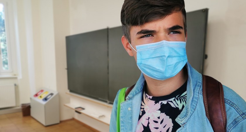 Koniec z masowymi kwarantannami! Uczniowie szybciej wrócą do szkół! 