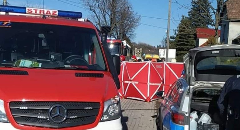 Potrącona kobieta. Walczyli o jej życie