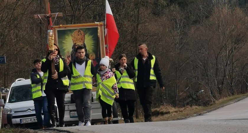 Chcą, by Chrystus został królem Polski. Z modlitwą na ustach idą przez Polskę. Wkrótce dotrą do powiatu żywieckiego (video)