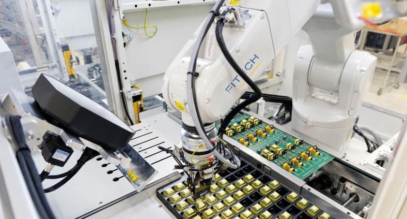 Automatyzacja montażu ręcznego komponentów THT lekarstwem na znane problemy producentów elektroniki?