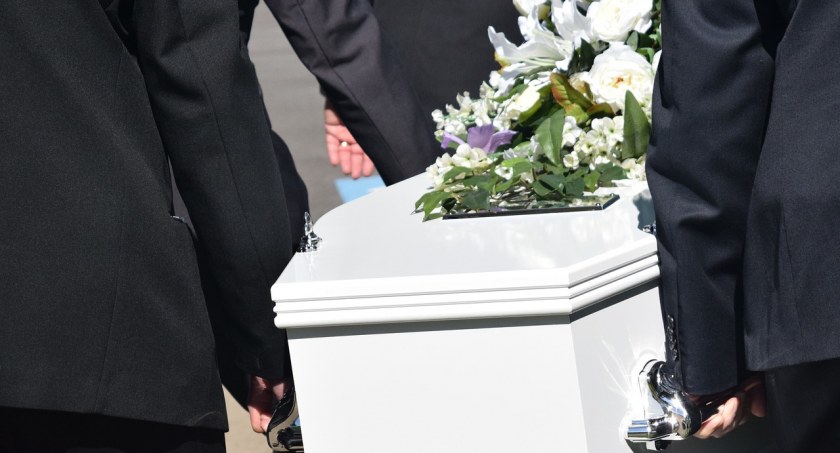 Wykopali zbyt mały grób. Skandal na żywieckim cmentarzu? 