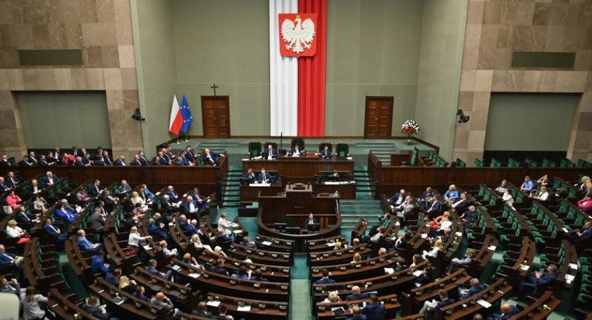 Sejm przyjął specustawę o pomocy dla uchodźców z Ukrainy 