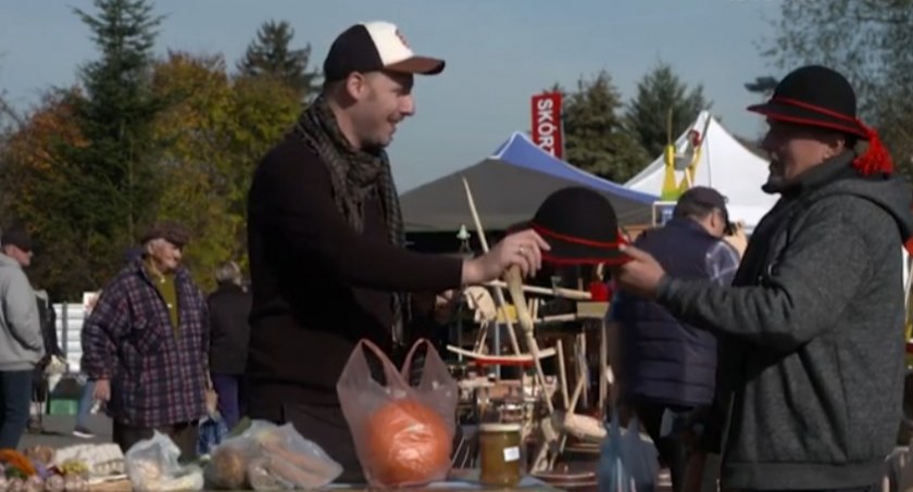 Żywieckie targowisko na szklanym ekranie. Radosław Spirydowicz degustował, kupował, gotował i dopytał. A czego dociekał i co upichcił? Sami zobaczcie!