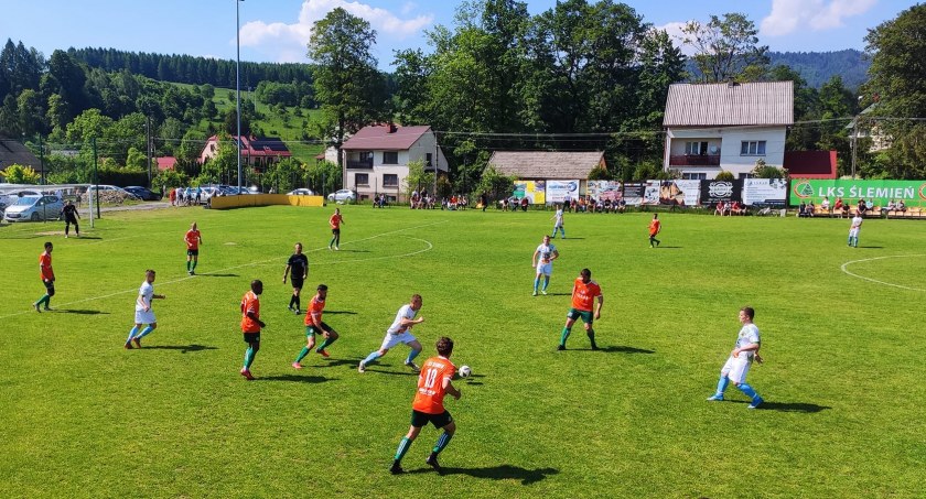 W Ślemieniu mogą zacząć mrozić szampany. Beskid nie zmarnował okazji… Weekend w żywieckiej A klasie dostarczył wielu wrażeń 