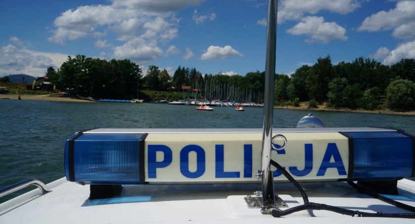 Policjanci pomogli załodze łódki