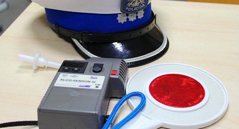 Nietrzeźwy i na zakazie uciekał przed policjantami