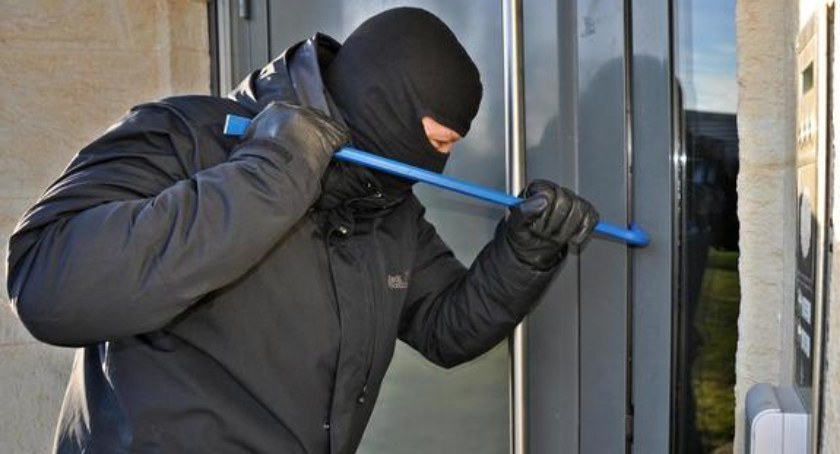 Przed wyjazdem zabezpiecz swój dom czy mieszkanie