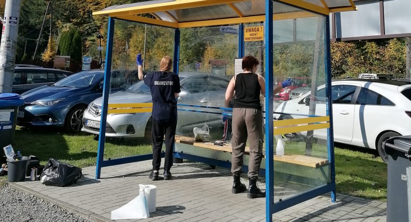 Wolontariusze godzinami sprzątali kolejne przystanki 